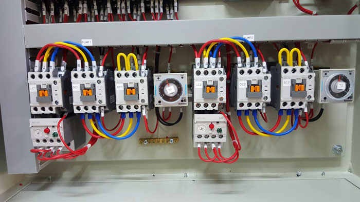 کنتاکتور در تابلو برق صنعتی